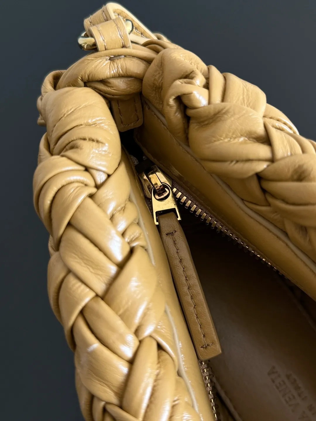 Batch 2560 BottegaVeneta's latest Kalimero cha cha fashionable chacha woven handbag, a solid product! This is really not easy to make. The oil-waxed cowhide used requires craftsmen with more than 10 years of experience to produce the effect. The hand-knitting process is very difficult and time-consuming. It is a very heavy-duty product. It has a unique texture and is worth buying. The length of the shoulder straps is also perfectly adjustable. Style number: 785780 Size: 28.5*15*6cm